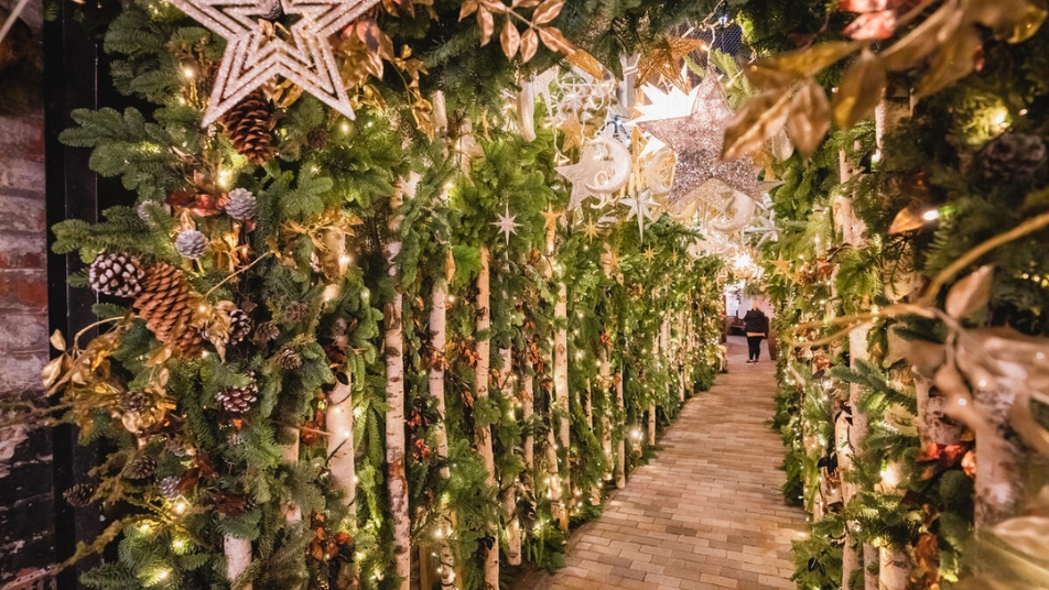 Christmas Alleyways, Cathedral Quarter, Belfast, Courtesy of Tourism Northern Ireland
